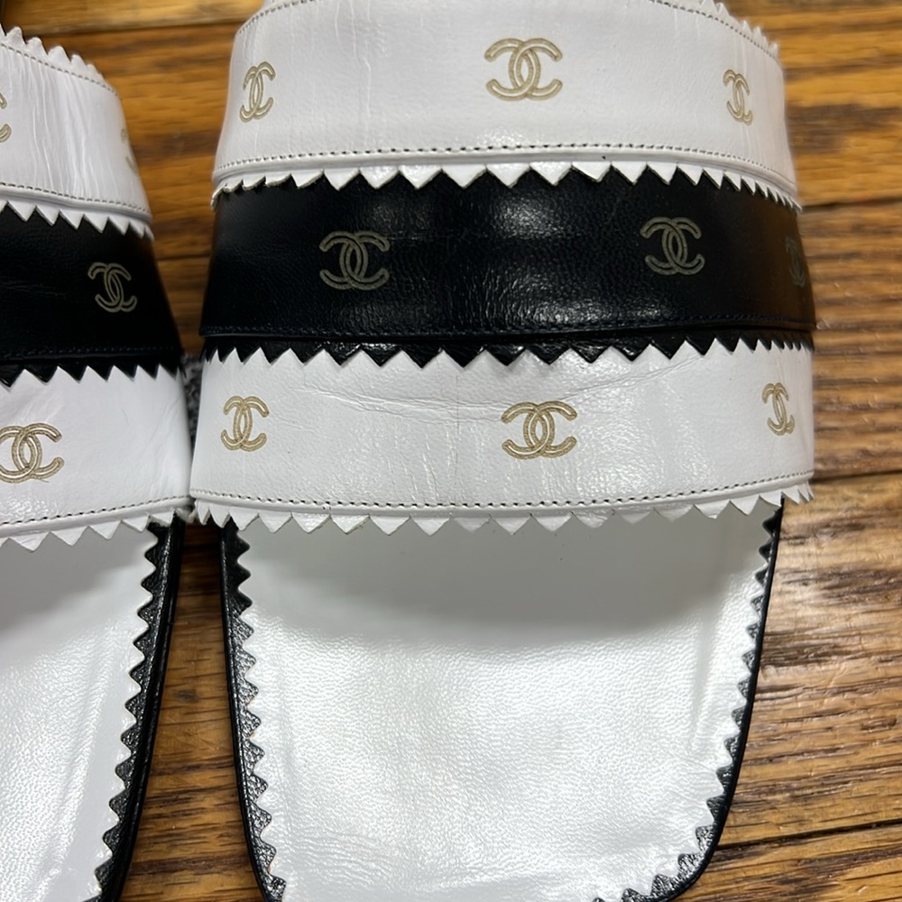 CHANEL | Camellia Cruise Collection blk/wht leather logo slides/sandals - Picture 4 of 11